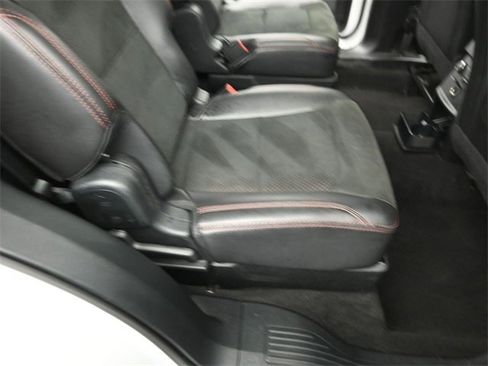 Certified 2018 Ford Explorer XLT w/ Equipment Group 202A image 27