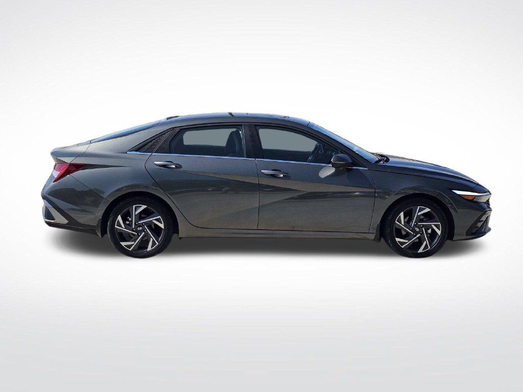 Used 2025 Hyundai Elantra Limited FWD image 13