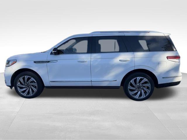Used 2023 Lincoln Navigator Reserve AWD/4WD image 6