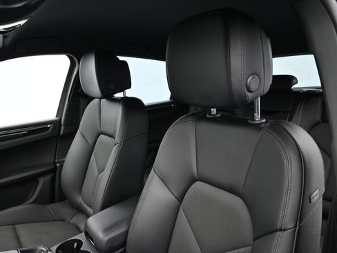 Certified 2023 Porsche Macan AWD/4WD image 5
