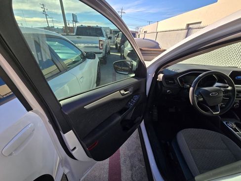 Used 2020 Ford Escape SE image 8