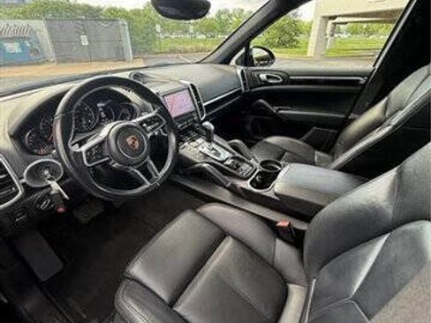 Used 2017 Porsche Cayenne Platinum Edition w/ Premium Package (PJV) AWD/4WD image 6