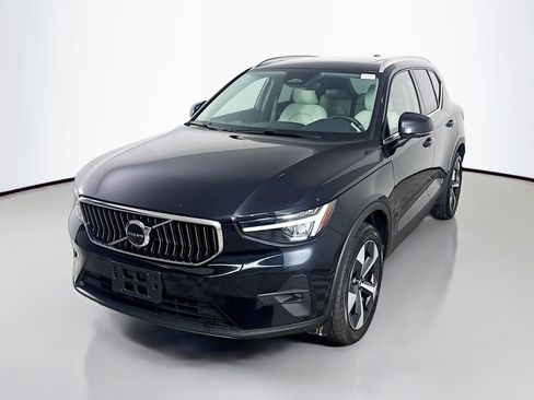 Used 2024 Volvo XC40 B5 Plus AWD/4WD image 4