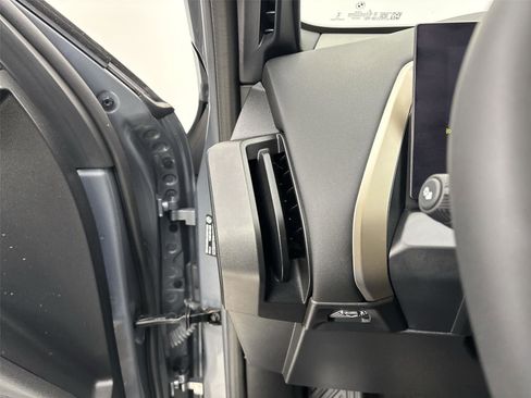 Used 2025 BMW X3 xDrive30i w/ Convenience Package image 31