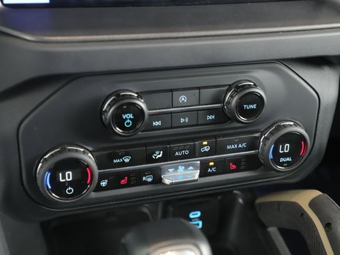 Used 2025 Ford Bronco Badlands image 14