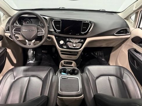 Used 2024 Chrysler Pacifica Touring-L FWD image 30