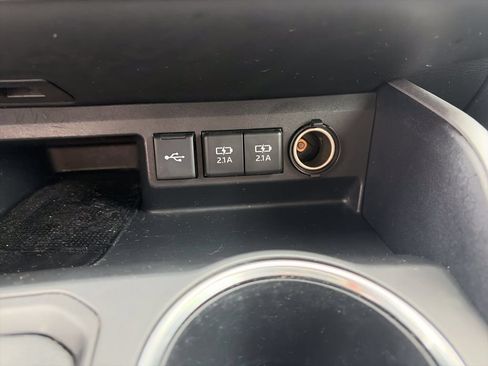 Used 2021 Toyota Highlander L FWD image 25