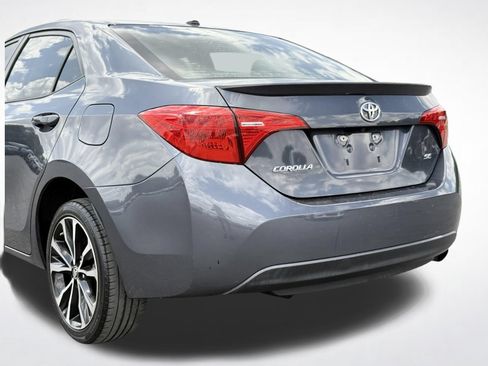 Used 2018 Toyota Corolla SE w/ SE Premium Package FWD image 3