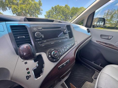 Used 2014 Toyota Sienna XLE image 25