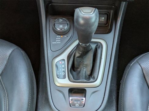 Used 2018 Jeep Cherokee Limited w/ Technology Group image 15