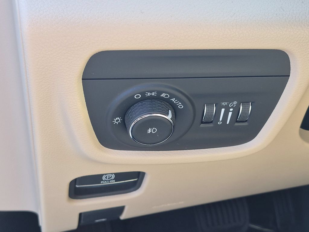 Certified 2025 Jeep Grand Cherokee Limited w/ Luxury Tech Group II AWD/4WD image 15