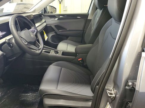 New 2025 Volkswagen Tiguan SE image 4