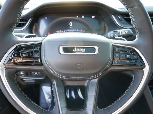 Used 2023 Jeep Grand Cherokee Overland AWD/4WD image 19