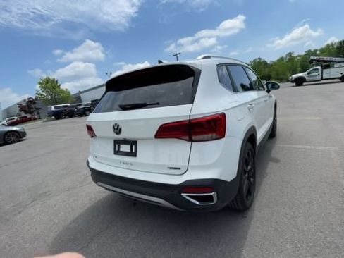 Used 2022 Volkswagen Taos SE w/ Panoramic Sunroof Package AWD/4WD image 9