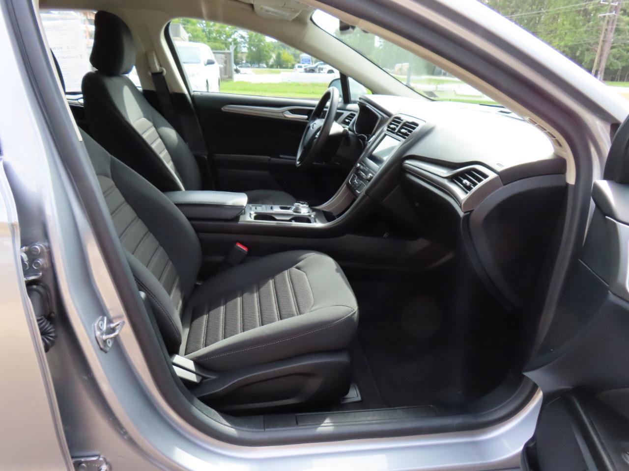 Used 2020 Ford Fusion SE FWD image 21