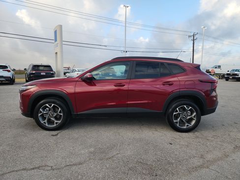 Used 2025 Chevrolet Trax LT FWD image 4
