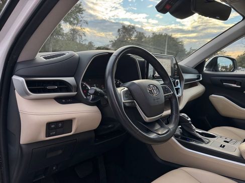 Used 2023 Toyota Highlander XLE image 38