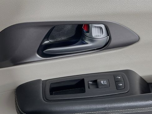 Used 2023 Chrysler Pacifica Touring-L FWD image 32