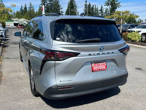 Used 2025 Toyota Sienna LE AWD/4WD image 9