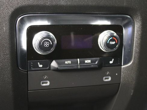 Used 2024 GMC Yukon XL SLT w/ SLT Luxury Package image 11