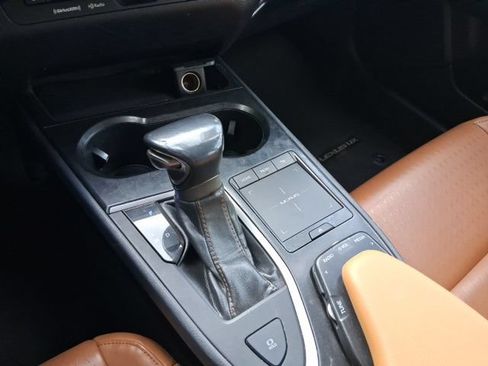Used 2019 Lexus UX 200 w/ Accessory Package FWD image 23