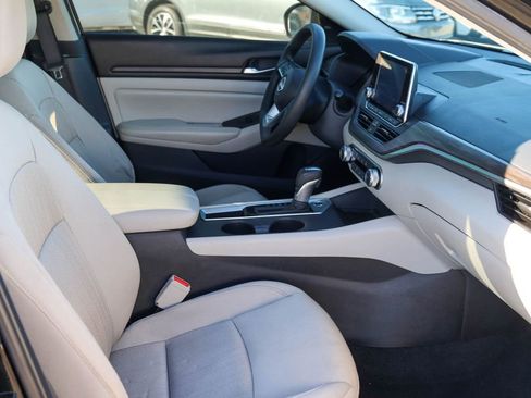Used 2025 Nissan Altima 2.5 SV FWD image 14