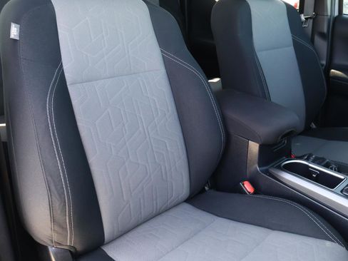 Used 2021 Toyota Tacoma TRD Sport w/ Technology Package image 17