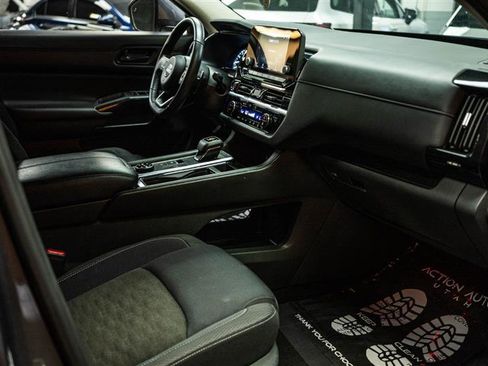 Used 2024 Nissan Pathfinder SV image 13