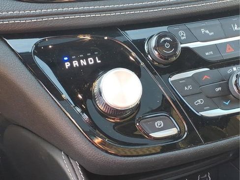 Used 2025 Chrysler Pacifica Limited image 11