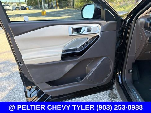 Used 2022 Ford Explorer Platinum w/ Equipment Group 601A AWD/4WD image 12