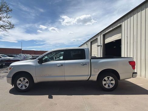Used 2018 Nissan Titan SV AWD/4WD image 8