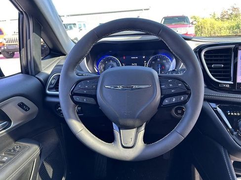 Used 2024 Chrysler Pacifica Limited w/ S Appearance Package image 11