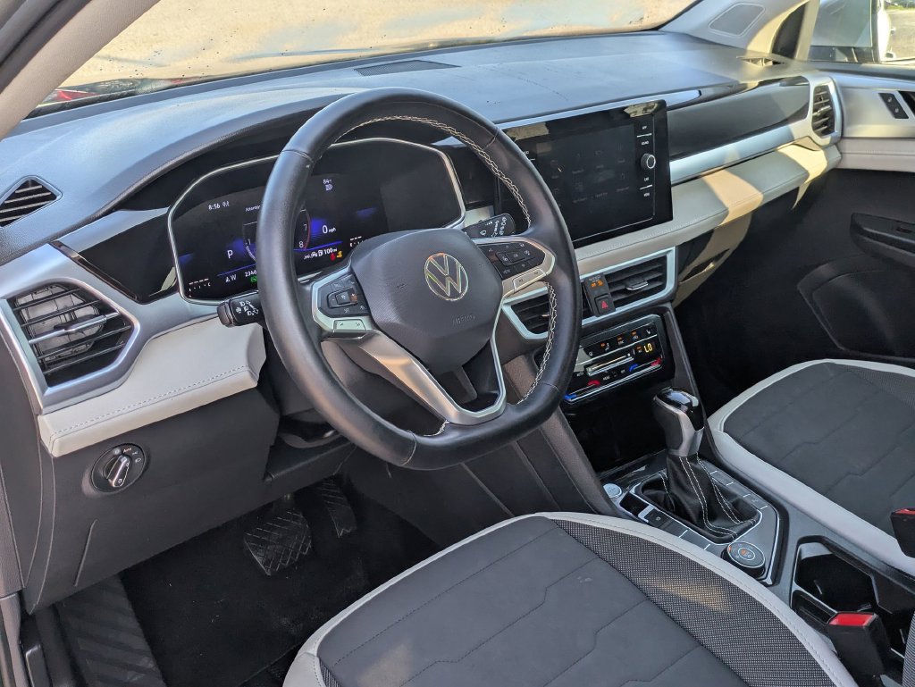 Used 2025 Volkswagen Taos SE AWD/4WD image 34