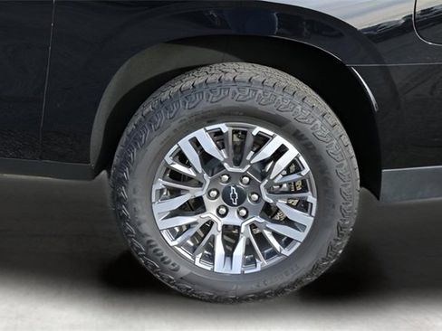 Used 2025 Chevrolet Suburban Z71 image 9