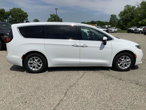 Used 2023 Chrysler Pacifica Touring-L FWD image 14