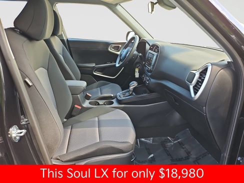 Used 2025 Kia Soul LX FWD image 17