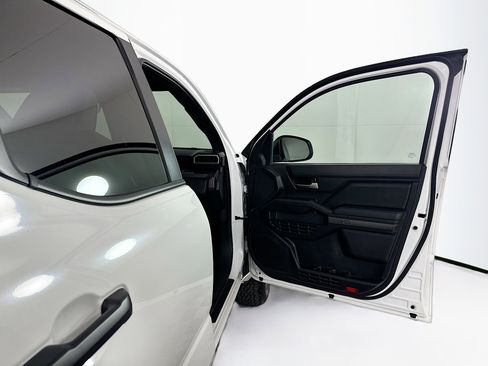 Used 2025 Toyota Tacoma TRD Off-Road image 31