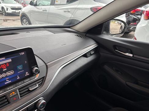 Used 2025 Nissan Altima 2.5 SV FWD image 35