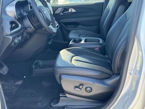 New 2026 Chrysler Pacifica Select image 10