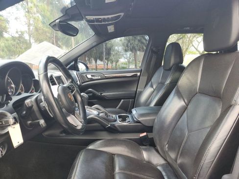 Used 2017 Porsche Cayenne Platinum Edition w/ Premium Package (PJV) image 9