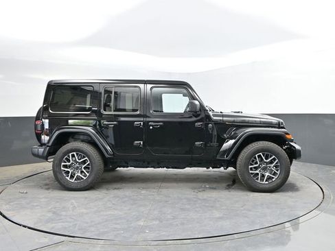 Used 2025 Jeep Wrangler Unlimited Sahara AWD/4WD image 12