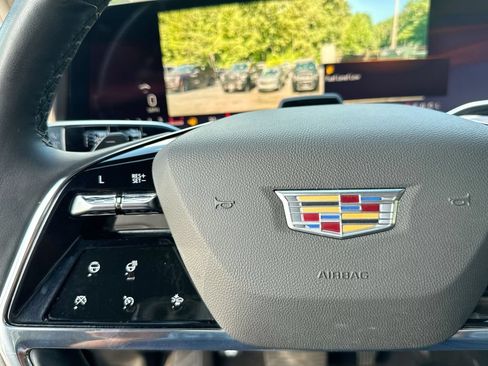 Used 2025 Cadillac Escalade ESV Luxury RWD image 17
