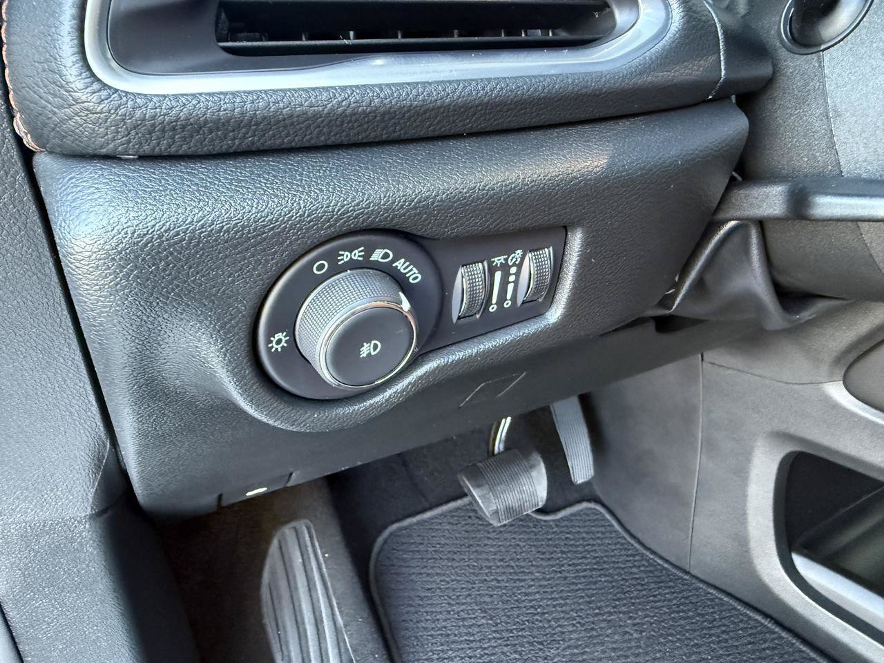 Used 2024 Chrysler Pacifica Pinnacle FWD image 17