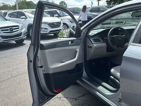 Used 2017 Hyundai Sonata SE w/ Winter Weather Package FWD image 11