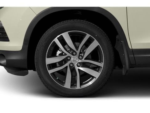 Used 2018 Honda Pilot Touring image 11