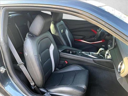 Used 2022 Chevrolet Camaro LT w/ Technology Package image 9