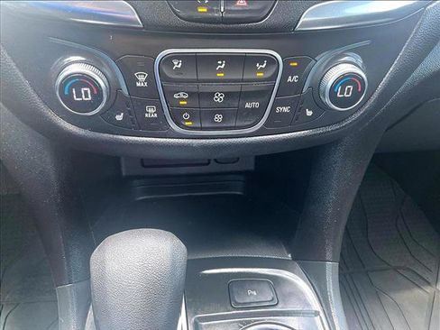 Used 2022 Chevrolet Equinox LT FWD image 24