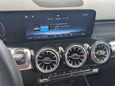 Used 2024 Mercedes-Benz GLB 250 4MATIC image 7