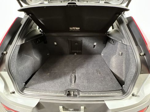 Used 2024 Volvo XC40 B5 Plus image 20