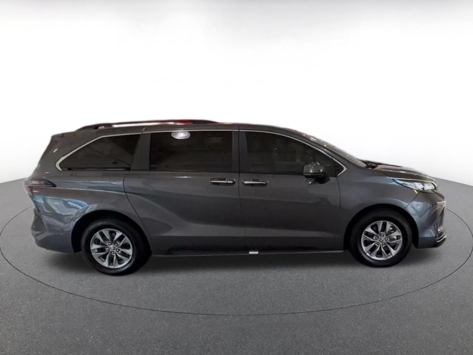 Used 2025 Toyota Sienna XLE FWD image 15